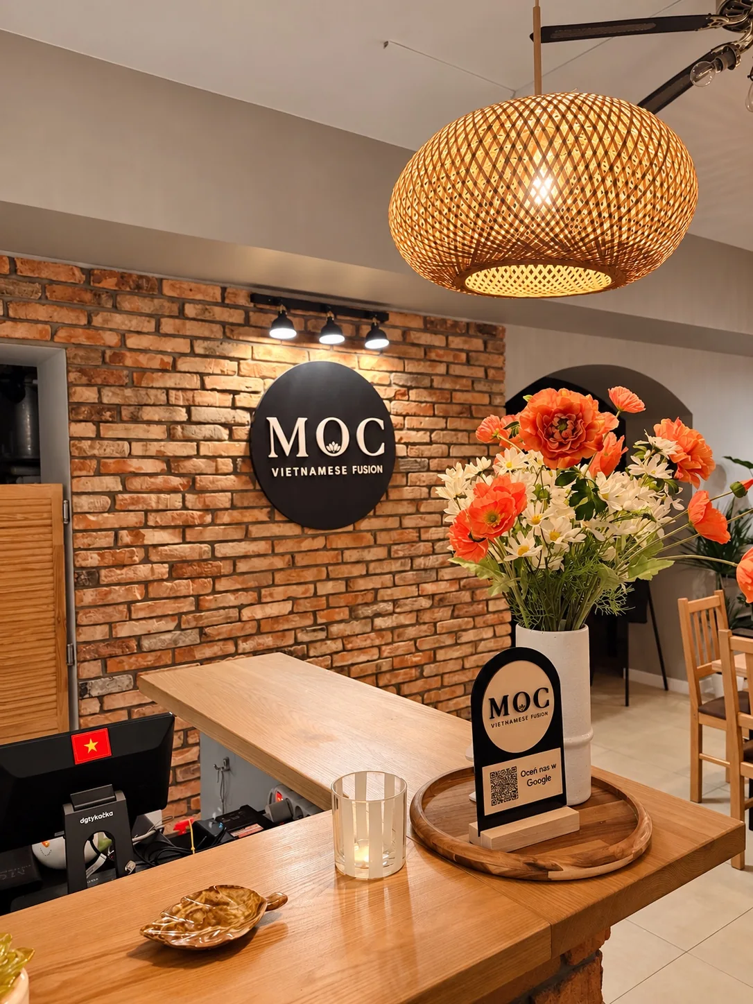 Bar i ceglana ściana MOC
